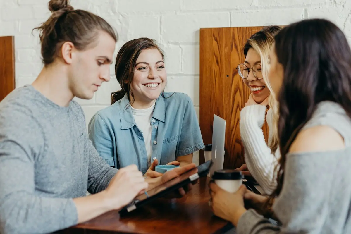Sócios conversando e rindo em volta da mesa